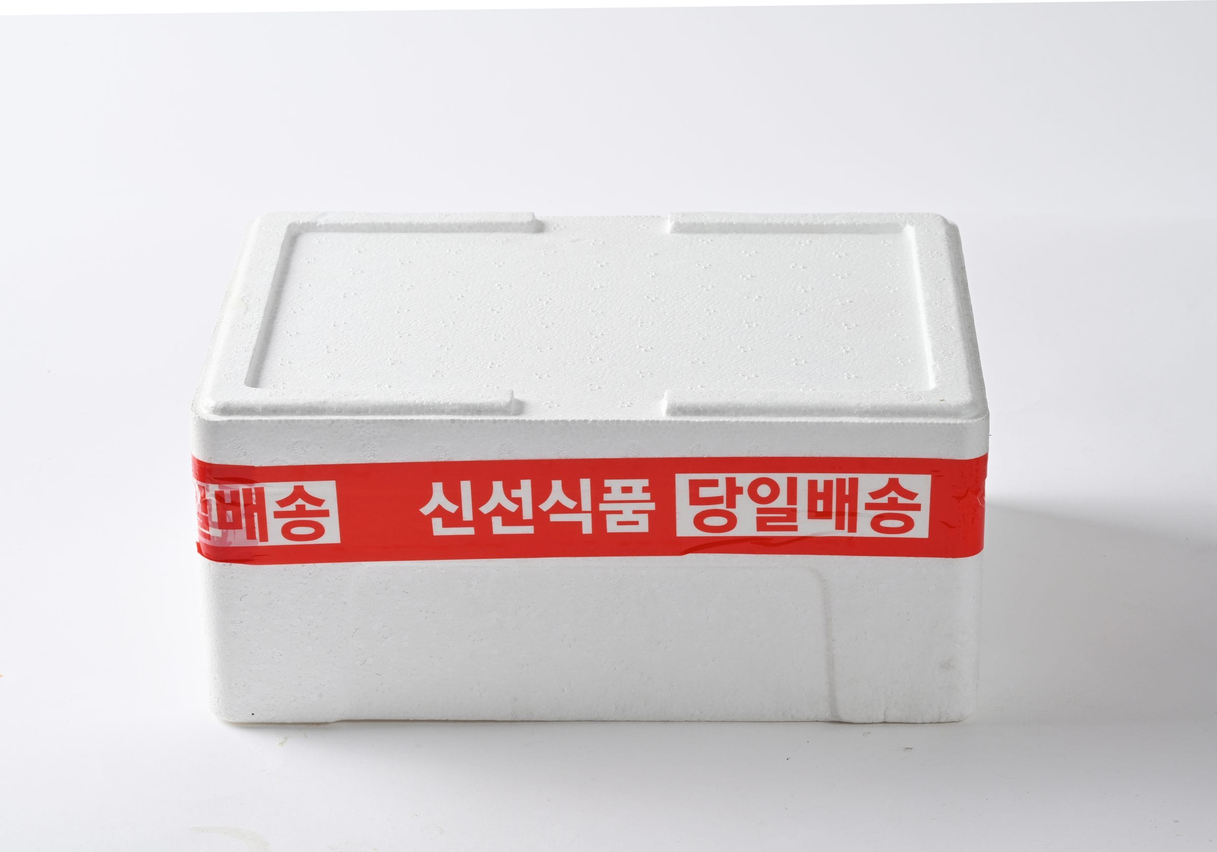 신선식품 당일배송 띠를 두른 흰 보냉 택배 상자